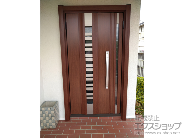 神奈川県茅ヶ崎市のLIXIL リクシル（トステム）の玄関ドア リシェント玄関ドア3 断熱K4仕様 親子仕様(ランマ無)外観左吊元 G82型 ※手動仕様 施工例