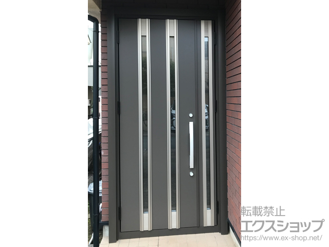 東京都世田谷区のLIXIL リクシル（トステム）の玄関ドア リシェント玄関ドア3 断熱K4仕様 親子仕様(ランマ無)外観左吊元 M24型 ※手動仕様+下枠巾木（小）／スペーサーセット（1mm・3mm・5mm）／アルミ枠用ネジセット 施工例