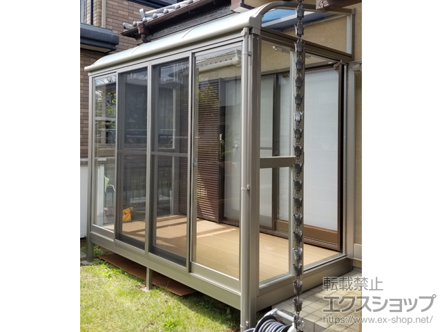 千葉県四街道市ののテラス囲い・サンルーム サニージュ R型 床納まり ランマ無 積雪〜20cm対応+側面付け物干し 標準 2本入り・吊り金具／ドアクローザー／戸袋逃げ・パネル 施工例