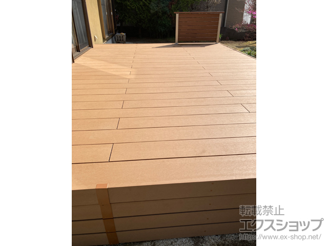 埼玉県ふじみ野市ののウッドデッキ リウッドデッキ 200+床下囲い 3段+リウッドステップ5型 Sタイプ(2段)+ルシアスデッキフェンスA01型＜横板格子タイプ＞ 施工例