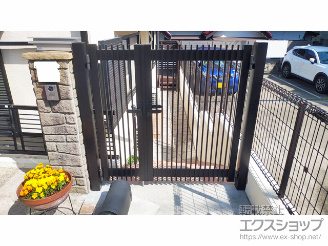神奈川県横浜市のの門扉 シンプレオ門扉T1型 縦格子 両開き親子 門柱使用 施工例