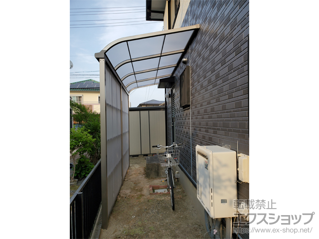 愛知県一宮市ののテラス屋根 スピーネストックヤードR型 波板タイプ スクリーン仕様 積雪〜20cm対応 施工例