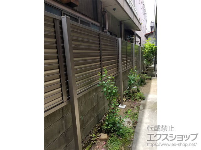 新潟県新潟市ののフェンス・柵 フェンスAB YL2型 横ルーバー2 上段のみ設置 アルミ多段柱仕様 施工例