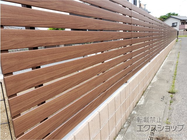 埼玉県熊谷市ののフェンス・柵 フェンスAA YS3型 横スリット 板張り 木調カラー　フリーポールタイプ 施工例