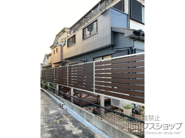 愛知県名古屋市ののフェンス・柵 ルシアスフェンスF04型 横板 木目カラー 上段のみ設置 自立建て用 施工例