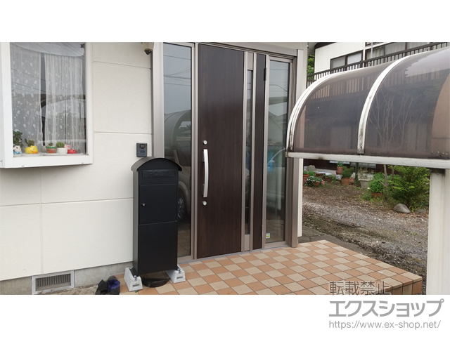 栃木県芳賀郡益子町のの玄関ドア リシェント玄関ドア3 断熱K4仕様 両袖仕様(ランマ無)外観右吊元 M78型 ※手動仕様 施工例