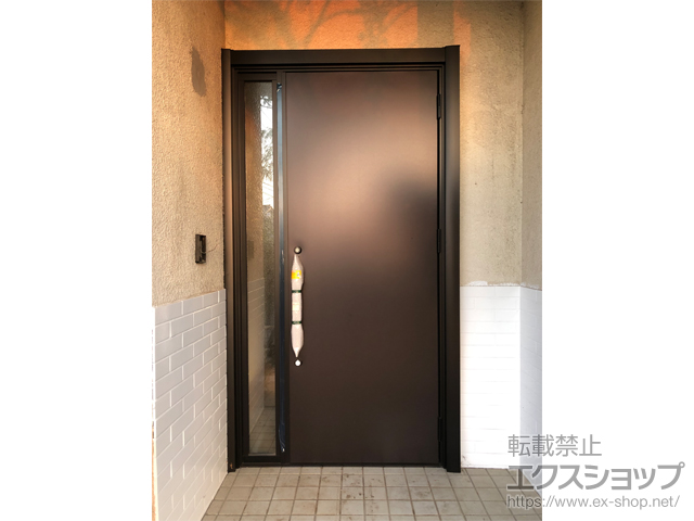 埼玉県鴻巣市のLIXIL リクシル（トステム）の玄関ドア リシェント玄関ドア3 断熱K4仕様 片袖仕様(ランマ無)外観右吊元 M17型 ※手動仕様 施工例