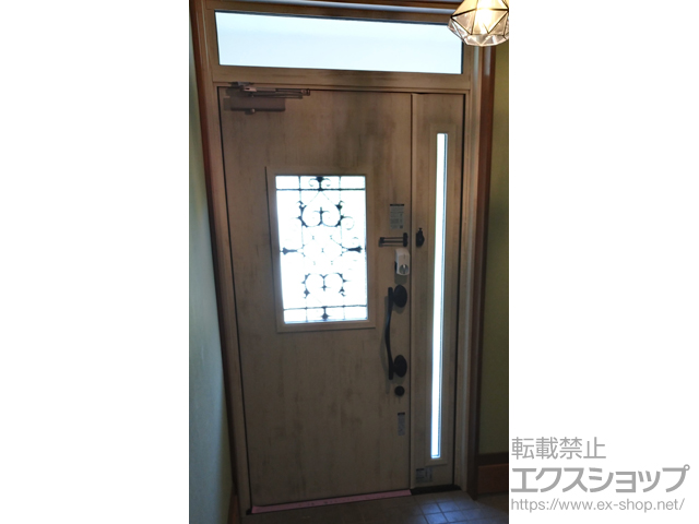 佐賀県佐賀市のLIXIL リクシル（トステム）の玄関ドア リシェント玄関ドア3 断熱K4仕様 親子仕様(ランマ付)外観右吊元 D41型 ※手動仕様+下枠巾木（大）／下枠段差緩和材／スペーサーセット（1mm・3mm・5mm）／下枠フラット材／下枠用Ｌアングル／ 施工例