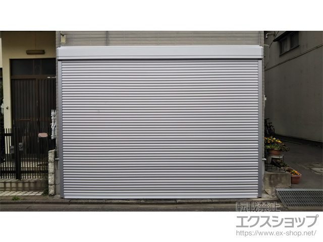 京都府京都市のLIXIL リクシル（トステム）のガレージシャッター ガレージシャッタークワトロ 電動式 外部付タイプ 施工例