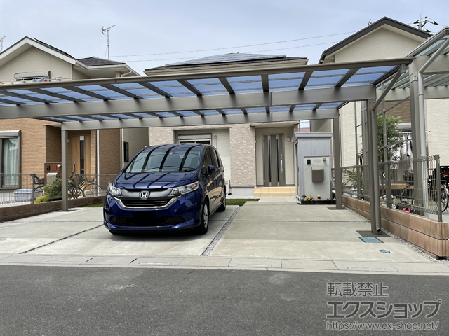 埼玉県鴻巣市のの物置・屋外倉庫、カーポート フーゴF (フラットスタイル) 3台用 積雪〜20cm対応/水下側はね出し 施工例