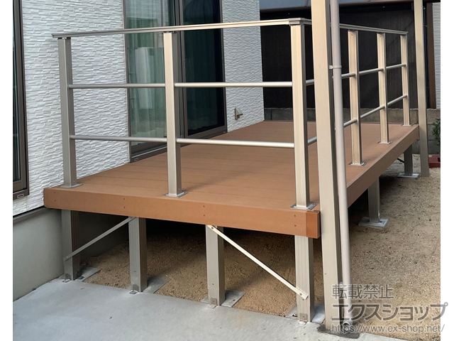 長崎県佐世保市ののウッドデッキ リウッドデッキ 200＋ルシアスデッキフェンスB03型＜横格子2本タイプ＞ 施工例