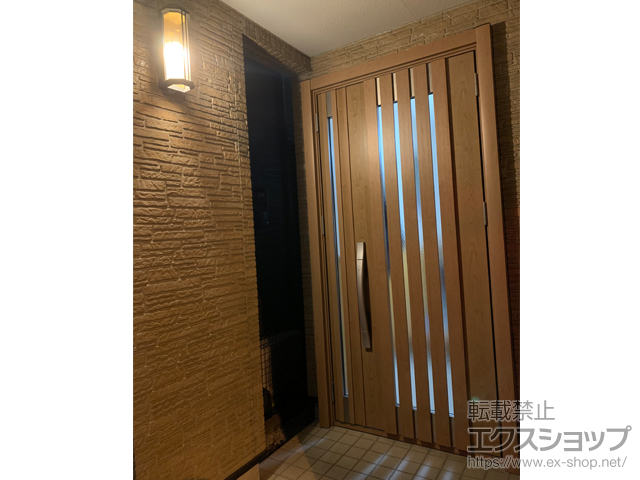 埼玉県さいたま市のLIXIL リクシル（トステム）の玄関ドア リシェント玄関ドア3 断熱K4仕様 親子仕様(ランマ無)外観右吊元 M27型 ※タッチキー仕様(キー付リモコン)+下枠巾木（小）／エントリーセット(タッチーキー用)／下枠段差緩和材（ステンレス）／追加 施工例