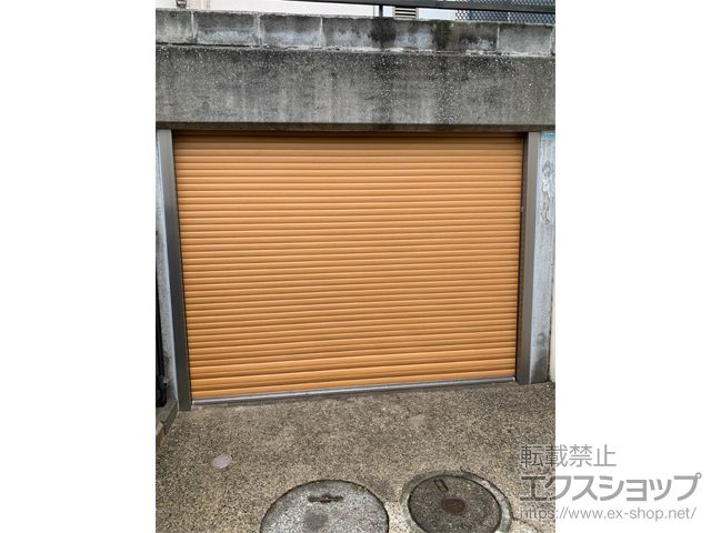 神奈川県横浜市のLIXIL リクシル（トステム）のガレージシャッター ガレージシャッタークワトロ 電動式 内部付タイプ 木目調 ※外部停電時開閉機構 施工例