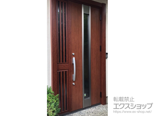 神奈川県横浜市のLIXIL リクシル（トステム）の玄関ドア リシェント玄関ドア3 断熱K4仕様 片袖飾り仕様(ランマ無)外観右吊元 M77型 ※手動仕様 施工例