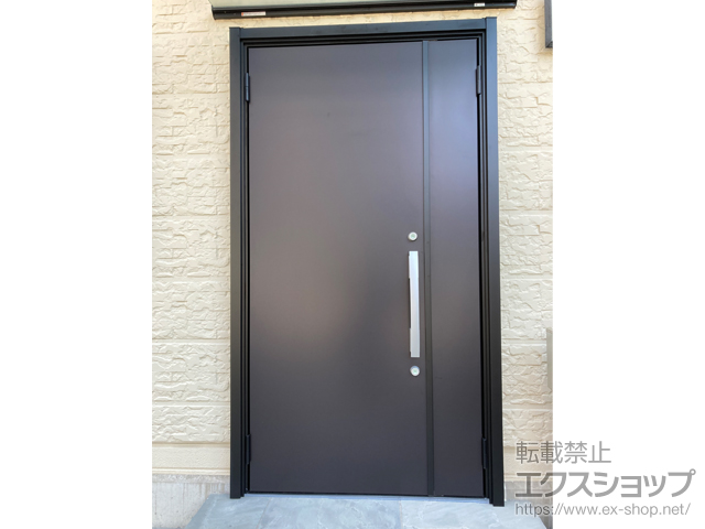 愛知県名古屋市のLIXIL リクシル（トステム）の玄関ドア リシェント玄関ドア3 断熱K4仕様 親子仕様(ランマ無)外観左吊元 M17型 ※手動仕様+スペーサーセット（1mm・3mm・5mm）／下枠フラット材／補強プレート 施工例
