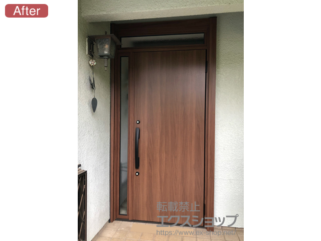 神奈川県川崎市のLIXIL リクシル（トステム）の玄関ドア リシェント玄関ドア3 断熱K4仕様 片袖仕様(ランマ付)外観右吊元 M17型 ※手動仕様 施工例