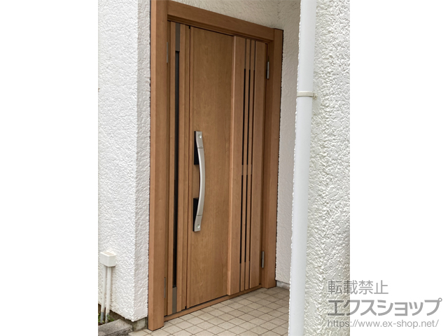 千葉県市原市のLIXIL リクシル（トステム）の玄関ドア リシェント玄関ドア3 断熱K4仕様 親子仕様(ランマ無)外観右吊元 M83型 ※手動仕様 施工例