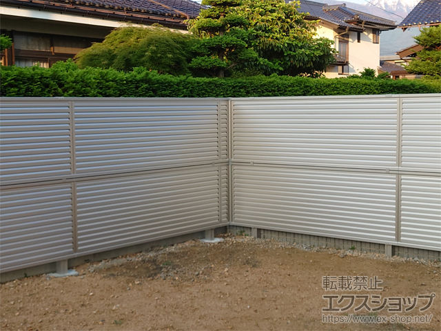 長野県安曇野市ののフェンス・柵 ミエーネフェンス 目隠しルーバータイプ 2段支柱 自立建て用 施工例
