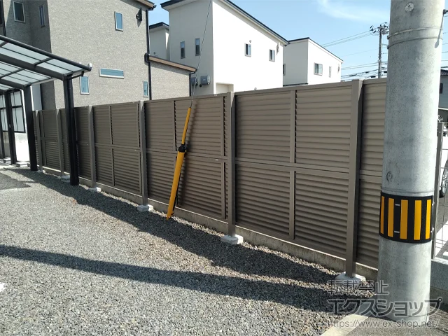愛媛県松山市のLIXIL(リクシル)のフェンス・柵・塀 フェンスAB YL3型 横ルーバー3 アルミ多段柱仕様 施工例