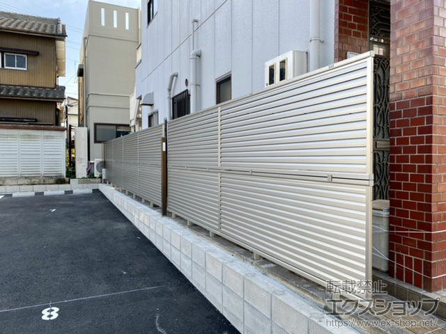 愛知県名古屋市ののフェンス・柵 ミエーネフェンス 目隠しルーバータイプ 2段支柱 ブロック建て用（パネル2段） 施工例