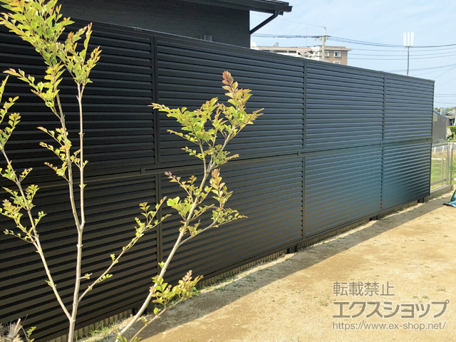 福岡県福津市ののフェンス・柵 ミエーネフェンス 目隠しルーバータイプ 2段支柱 自立建て用 施工例