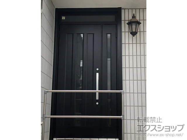 東京都小金井市のLIXIL リクシル（トステム）の玄関ドア リシェント玄関ドア3 アルミ仕様 親子仕様(ランマ付)外観左吊元 C12N型 ※手動仕様 施工例