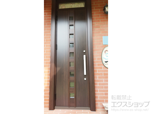 千葉県佐倉市のLIXIL リクシル（トステム）の玄関ドア リシェント玄関ドア3 断熱K4仕様 片開き仕様(ランマ付)外観左吊元 M28型 ※手動仕様+下枠巾木（小）／スペーサーセット（1mm・3mm・5mm）／下枠フラット材／後付けビード 施工例