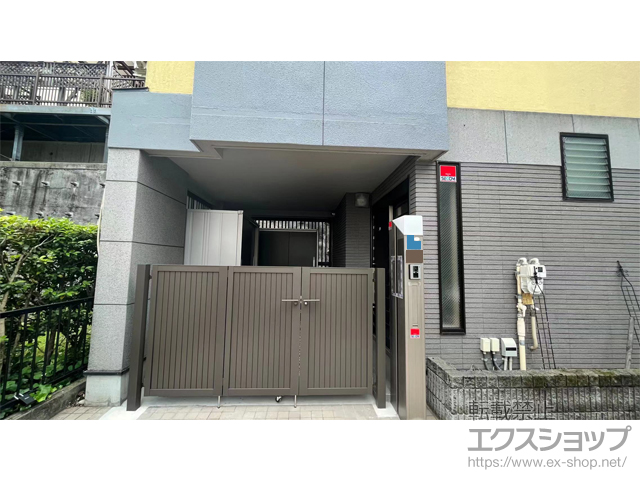 東京都港区のの門扉 開き門扉AB TM1型 3枚折戸 柱使用＊キャスター1個付き 施工例