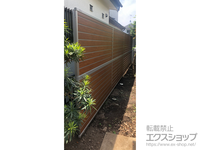 東京都あきる野市ののフェンス・柵 ルシアスフェンスF02型 横目隠し 木調カラー 2段支柱 自立建て用（パネル2段） 施工例