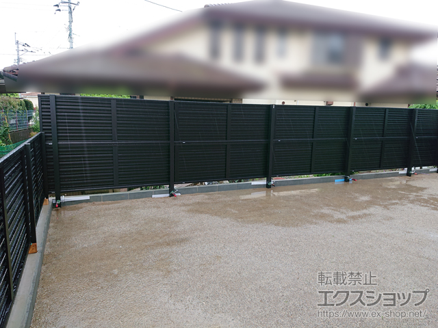 福岡県糟屋郡粕屋町ののフェンス・柵 ミエーネフェンス 目隠しルーバータイプ 2段支柱 自立建て用 施工例
