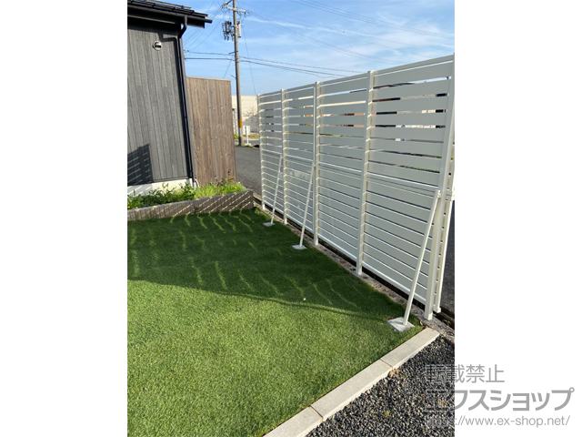 京都府宮津市ののフェンス・柵 シンプレオフェンスSY1F型 横半目隠し 2段支柱 ブロック建て用（パネル2段） 施工例
