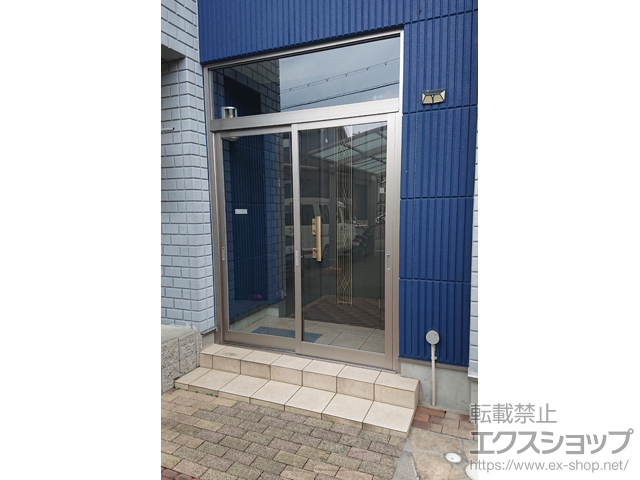 滋賀県甲賀市のLIXIL リクシル（トステム）の風除室 ツインガードIII Iタイプ 縦枠加工あり 横材見込69 ランマ付 屋根無し 施工例