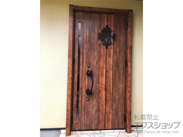 東京都三鷹市のLIXIL リクシル（トステム）の玄関ドア リシェント玄関ドア3 断熱K4仕様 親子仕様(ランマ無)外観右吊元 D77型 ※手動仕様 施工例