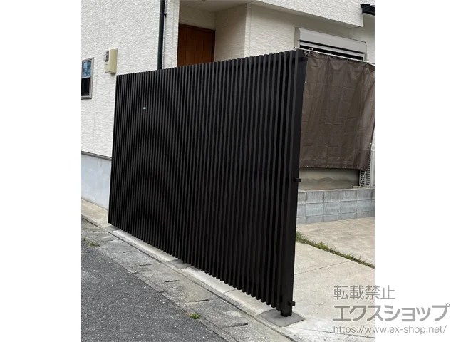 福岡県福岡市のYKKAPのフェンス ルシアス スクリーンフェンスS02型 木調色 自由柱施工 施工例