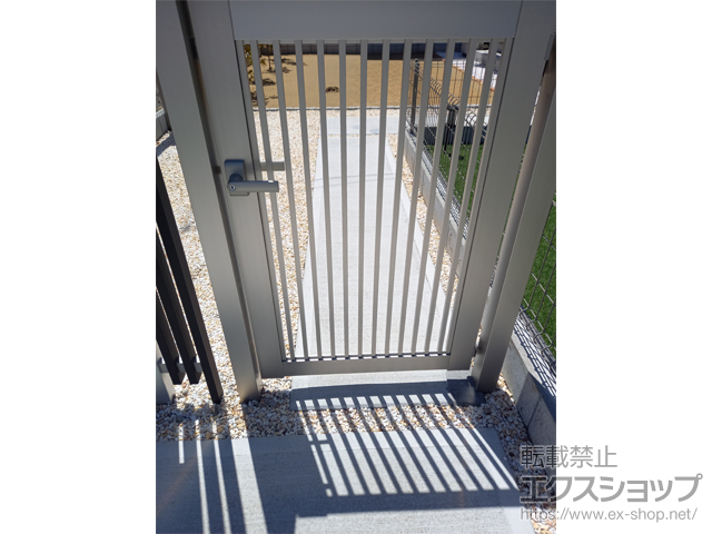千葉県君津市のの門扉 シンプレオ門扉10型 たて粗格子 片開き 門柱使用 施工例