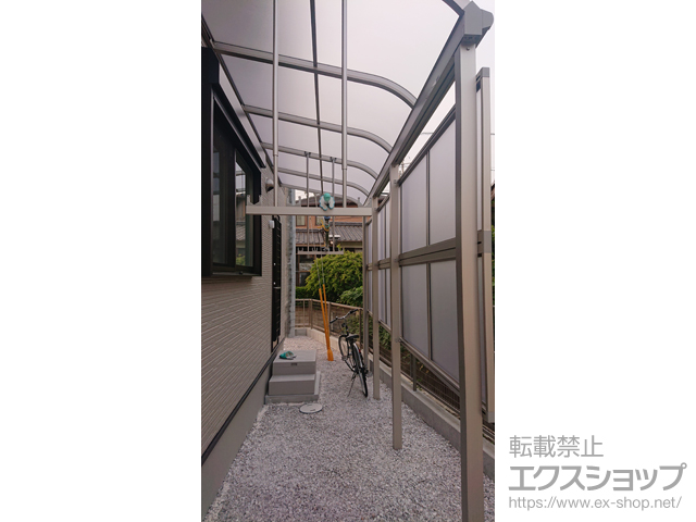 山口県宇部市ののテラス屋根 ソラリア R型 テラスタイプ 単体 積雪〜20cm対応＋吊り下げ式固定物干し 標準タイプ＋前面パネル 施工例