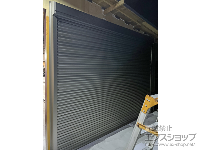 熊本県熊本市のLIXIL リクシル（トステム）のガレージシャッター ガレージシャッタークワトロ 電動式 外部付タイプ 施工例
