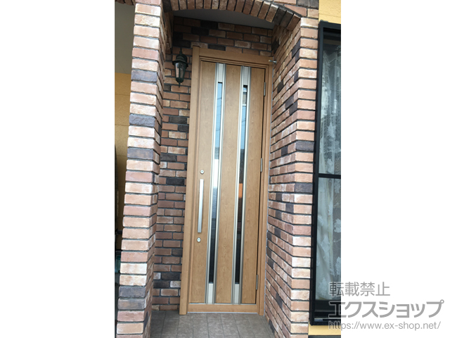 埼玉県川口市のLIXIL リクシル（トステム）の玄関ドア リシェント玄関ドア3 断熱K4仕様 片開き仕様(ランマ無)外観右吊元 M24型 ※手動仕様+下枠巾木（小）／下枠段差緩和材（ステンレス）／補強プレート 施工例