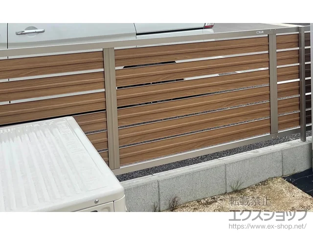 茨城県取手市のLIXIL(リクシル)のフェンス・柵・塀 フェンスAB YS3型 横スリット3 木調カラー フリーポールタイプ 施工例