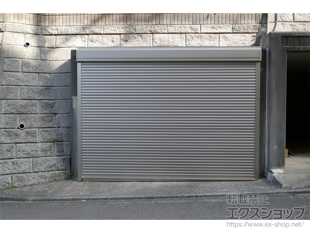 神奈川県相模原市のLIXIL リクシル（トステム）のガレージシャッター ガレージシャッタークワトロ 電動式 外部付タイプ ※外部停電時開閉機構 施工例