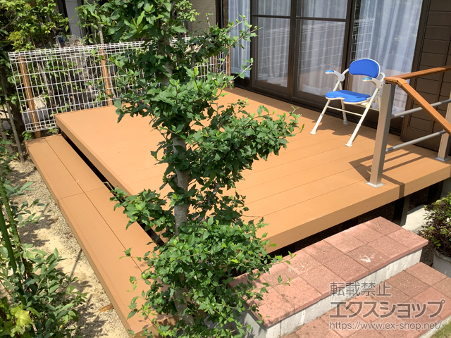岐阜県海津市ののウッドデッキ リウッドデッキ 200＋段床セット 正面タイプ＋ルシアスデッキフェンスB03型<横格子2本タイプ>+ステップ補助用フェンス 施工例