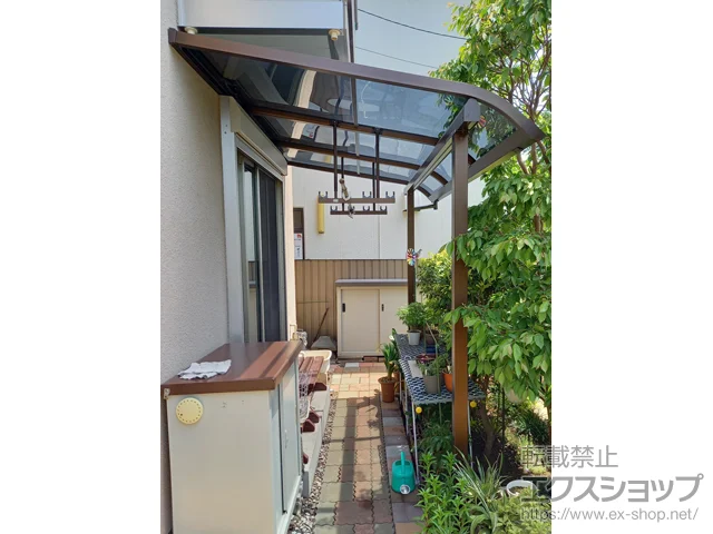 神奈川県相模原市のYKKAPのテラス屋根 ソラリア R型 テラスタイプ 単体 積雪～20cm対応＋吊り下げ式 固定物干し 施工例