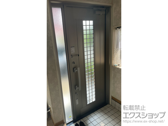 埼玉県久喜市のLIXIL リクシル（トステム）の玄関ドア リシェント玄関ドア3 アルミ仕様 片袖仕様(ランマ無)外観左吊元 C20N型 ※手動仕様+下枠段差緩和材／スペーサーセット（13mm・17mm） 施工例