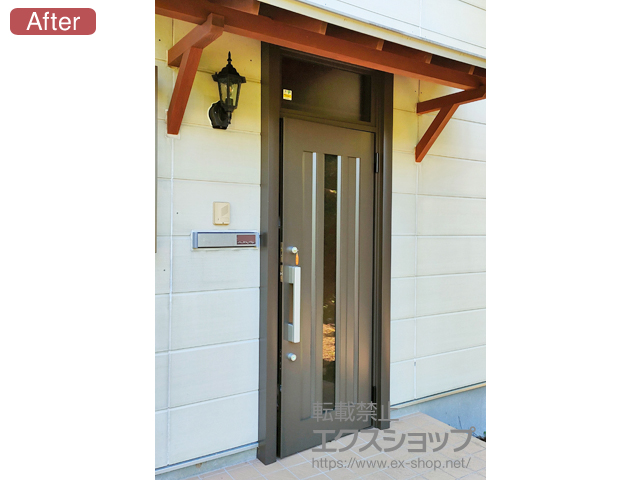 静岡県伊東市のLIXIL リクシル（トステム）の玄関ドア リシェント玄関ドア3 アルミ仕様 片開き仕様(ランマ付) 施工例
