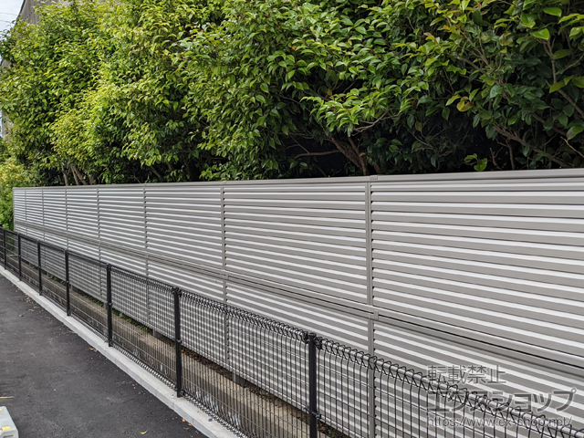 福岡県福津市ののフェンス・柵 ミエーネフェンス 目隠しルーバータイプ 2段支柱 自立建て用 施工例