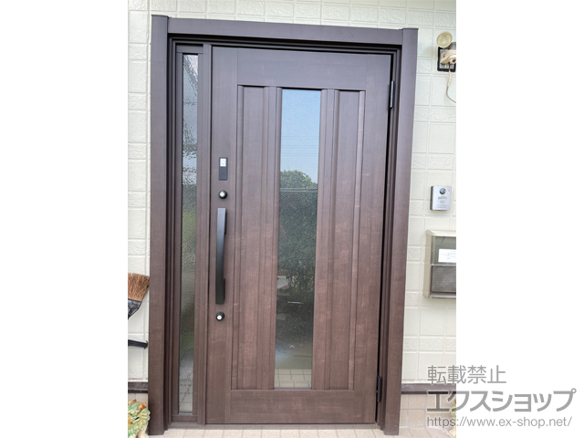 神奈川県厚木市のLIXIL リクシル（トステム）の玄関ドア リシェント玄関ドア3 アルミ仕様 片袖仕様(ランマ無)外観右吊元 C12N型 ※カザスプラス仕様 施工例