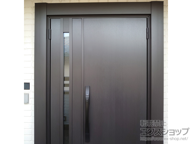 大阪府泉大津市のLIXIL リクシル（トステム）の玄関ドア リシェント玄関ドア3 断熱K2仕様 親子仕様(ランマ無)外観右吊元 M17型 ※カザスプラス 施工例