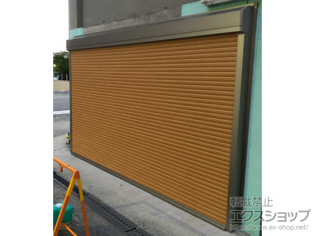 大阪府大阪市のLIXIL リクシル（トステム）のガレージシャッター ガレージシャッタークワトロ 電動式 外部付タイプ 木目調 施工例