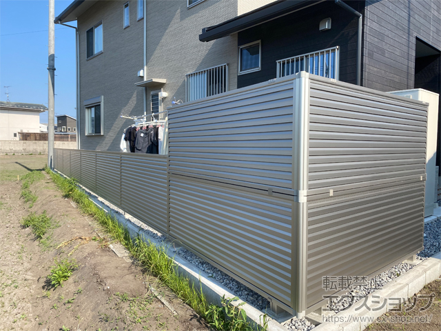 滋賀県東近江市ののフェンス・柵 ミエーネフェンス 目隠しルーバータイプ 2段支柱 自立建て用（パネル2段） 施工例