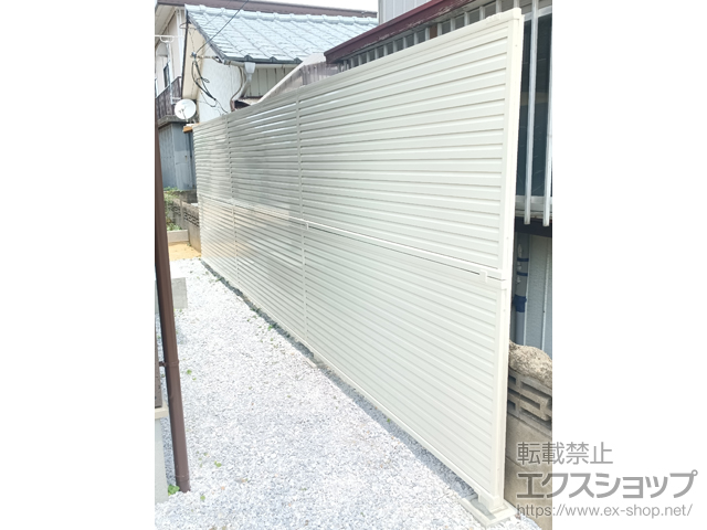 福岡県中間市ののフェンス・柵 ミエーネフェンス 目隠しルーバータイプ 2段支柱 自立建て用 施工例